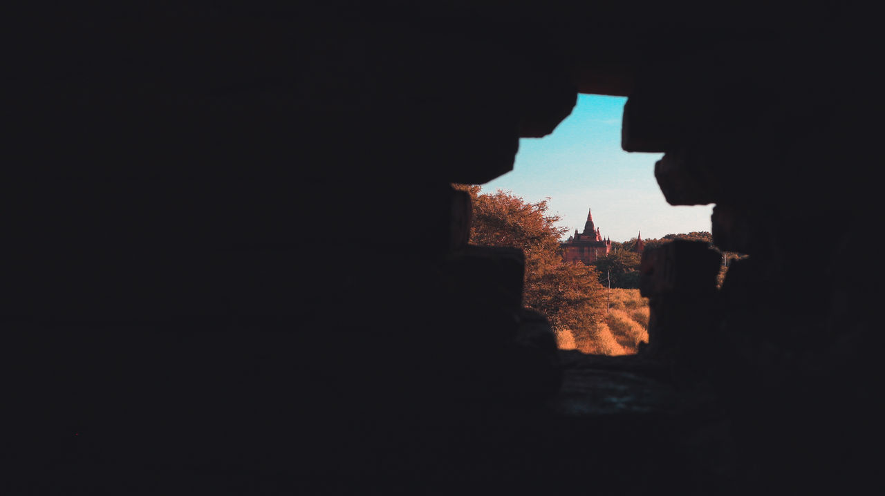 SILHOUETTE BUILDINGS AGAINST SKY