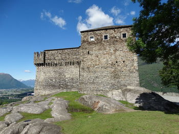 Old ruin building against sky