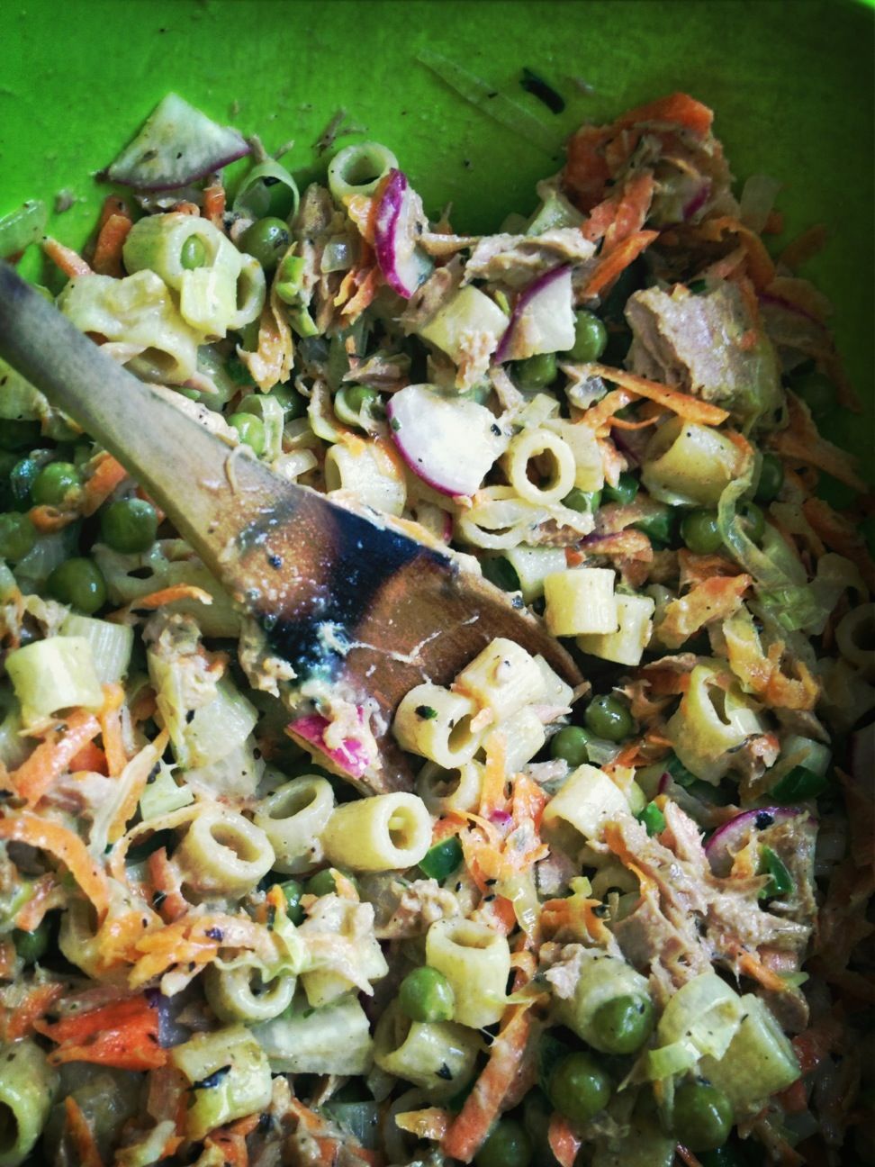 Ensalada de pasta, atún, rábanos y otros vegetales