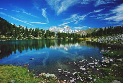 Il lago di arpy in valle d'aosta dove nelle sue acque si riflette la catena del monte bianco
