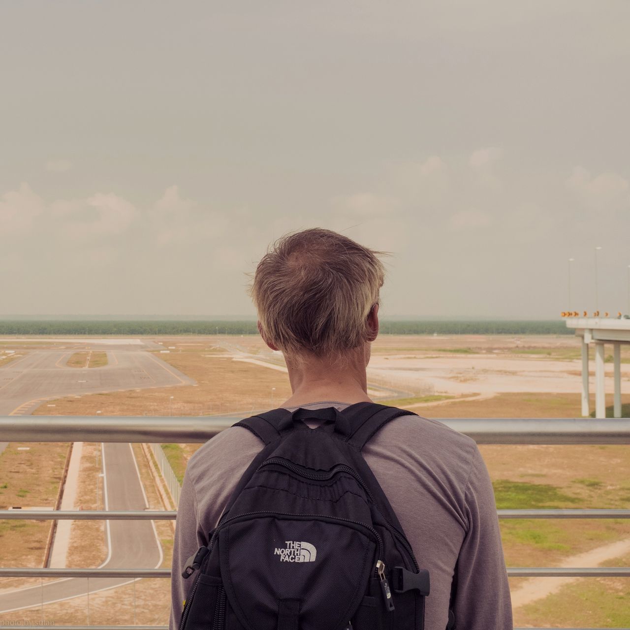 rear view, lifestyles, sky, sea, waist up, leisure activity, standing, horizon over water, casual clothing, beach, headshot, men, looking at view, water, three quarter length, person, nature, day