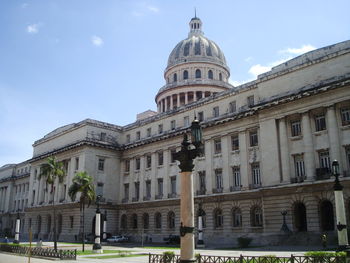 El capitolio against sky