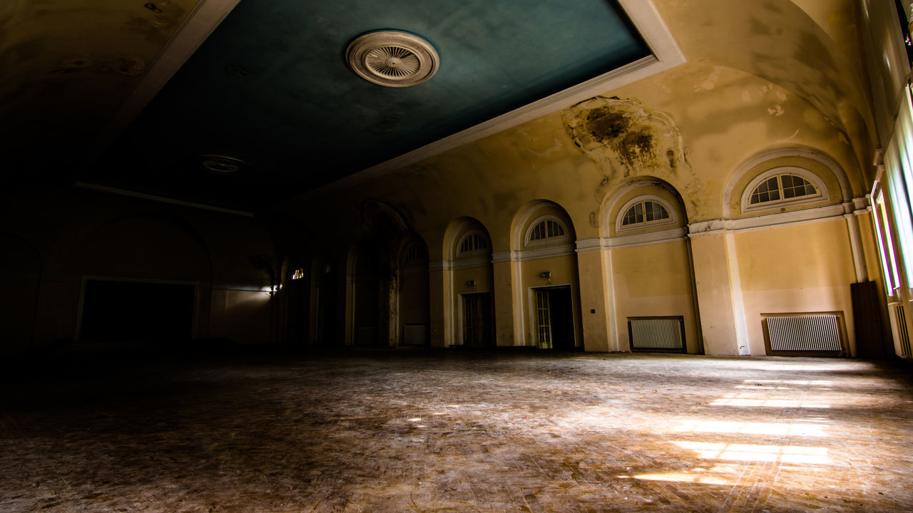 EMPTY CORRIDOR OF BUILDING