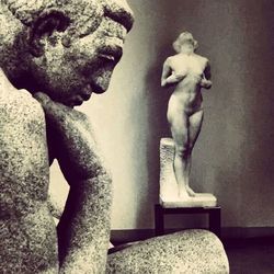 statue