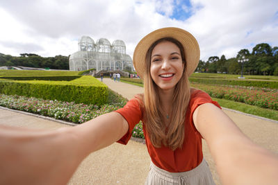 Selfie girl in the botanical garden of curitiba, parana, brazil