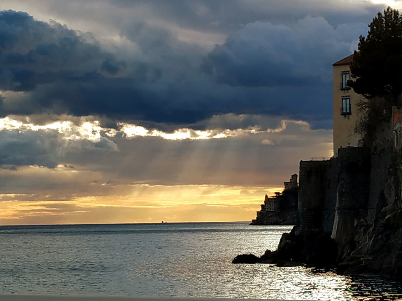 SCENIC VIEW OF SEA BY BUILDINGS AGAINST SKY