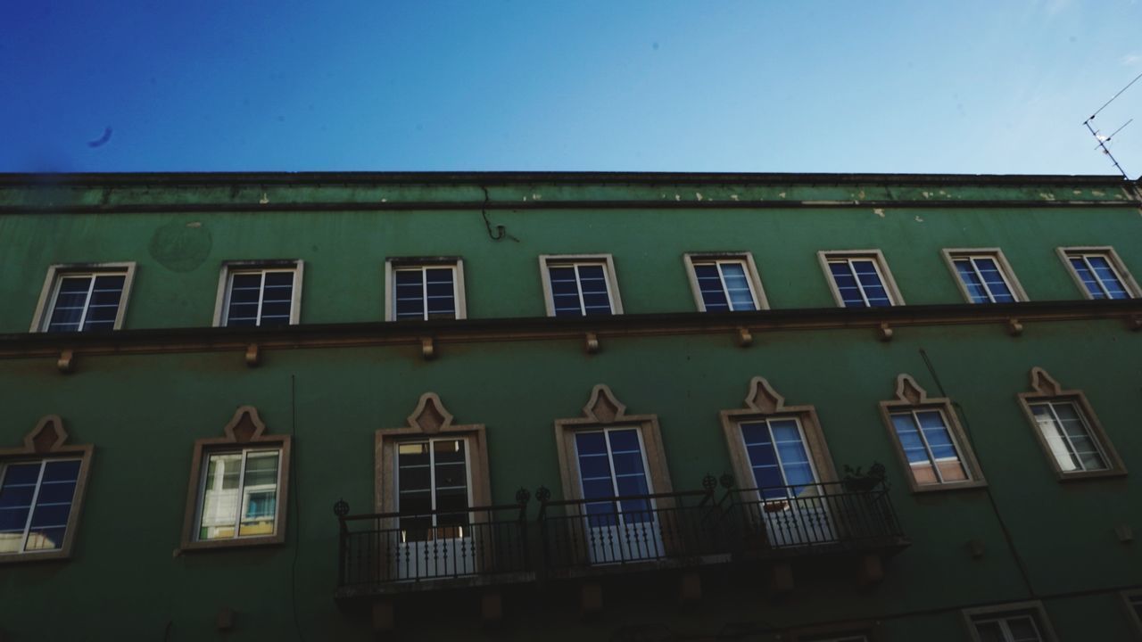 LOW ANGLE VIEW OF BUILT STRUCTURE AGAINST SKY