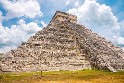 Old ruins of temple of kukulkan great pyramid in chichen itza