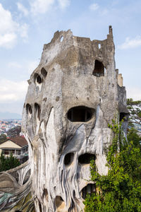 Old ruin building against sky