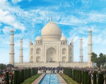 Group of people in front of taj mahal