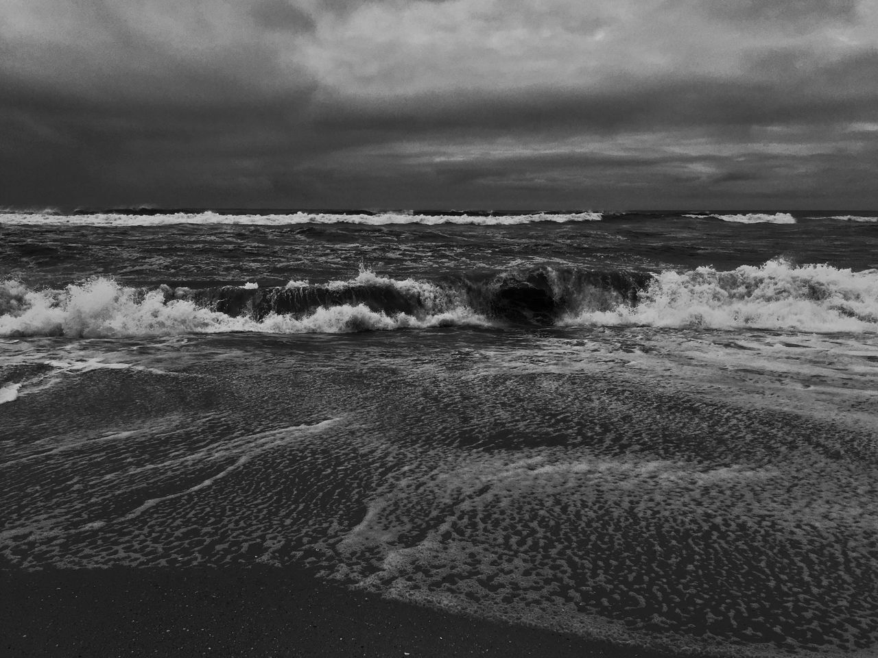 sea, water, sky, cloud - sky, horizon over water, beach, cloudy, scenics, beauty in nature, wave, shore, surf, tranquil scene, nature, weather, tranquility, overcast, cloud, idyllic, storm cloud