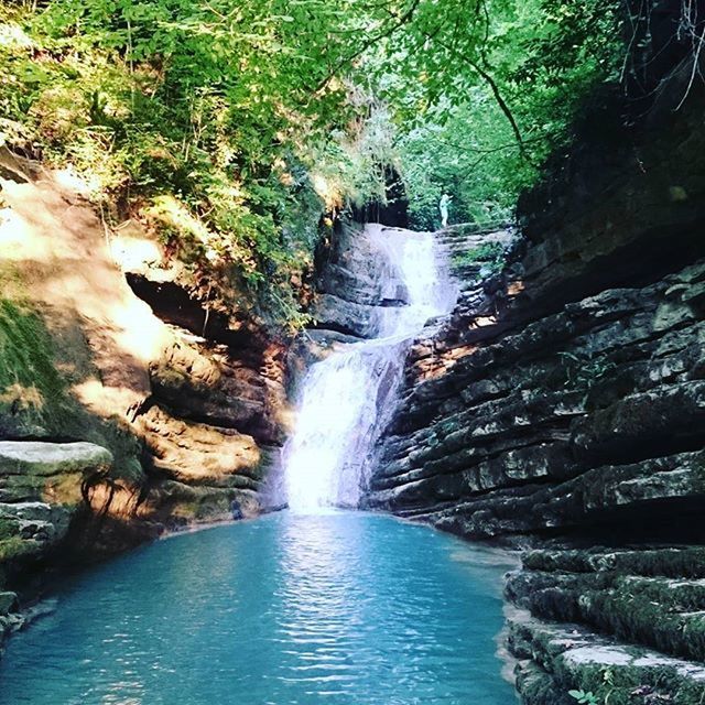 water, waterfall, flowing water, flowing, rock - object, beauty in nature, tree, waterfront, forest, nature, motion, stream, scenics, river, rock formation, long exposure, tranquility, tranquil scene, day, idyllic