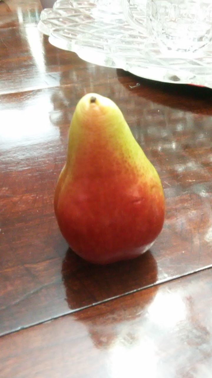 CLOSE-UP OF APPLES ON TABLE