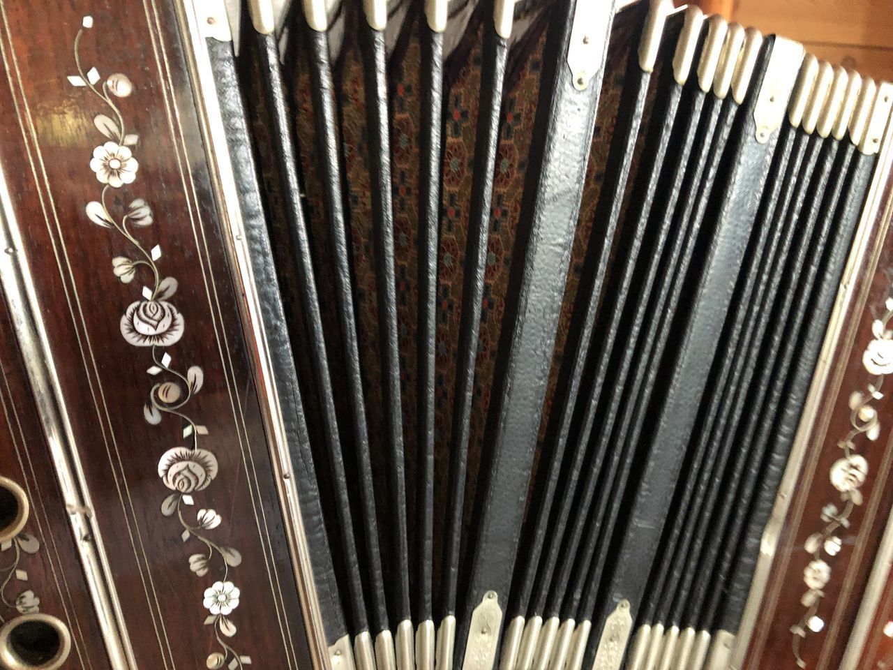 HIGH ANGLE VIEW OF PIANO KEYS ON FLOOR