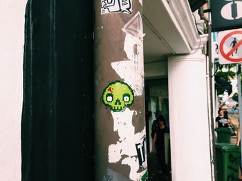 Skull label on column in city