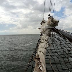 Statue by sea against sky