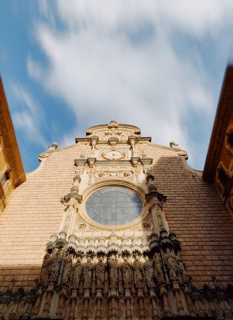 LOW ANGLE VIEW OF OLD TEMPLE BUILDING AGAINST SKY