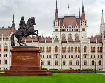 Statue of historic building against sky