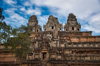 Phimeanakas temple among the ancient ruins of angkor wat hindu temple complex in siem reap, cambodia