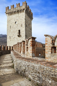 Old ruin building against sky