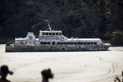 Abandoned catamarán ship on the sand of contadora island