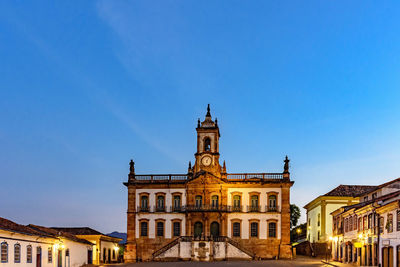 Central square in ouro preto cith with houses and monuments at dusk