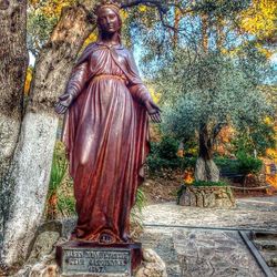 statue