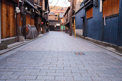 Narrow walkway along buildings