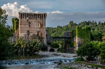 Old ruin building against cloudy sky