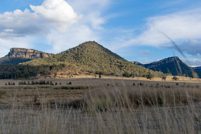 Sunset view of wolgan valley along the wolgan river, blue mountains, new south wales, australia.