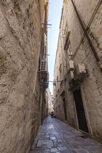 Narrow alley amidst buildings in city