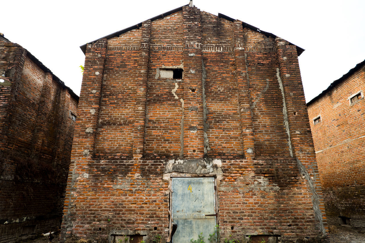 LOW ANGLE VIEW OF OLD BUILDING AGAINST SKY