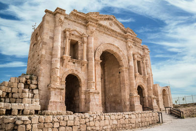 Arch of hadrian against sky