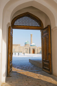 Tashkent, uzbekistan. december 2020. view of the old city from the doors of barak khan madrasah