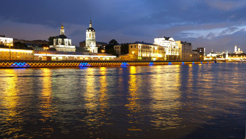 Night city view of architecture, churches, river, reflection of lights in the water. moscow, russia.