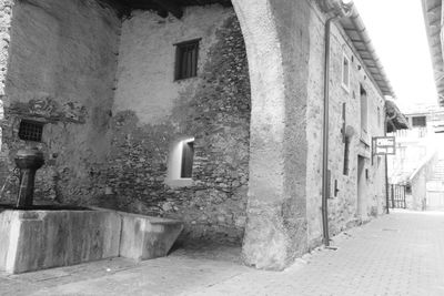 Narrow alley amidst buildings in city