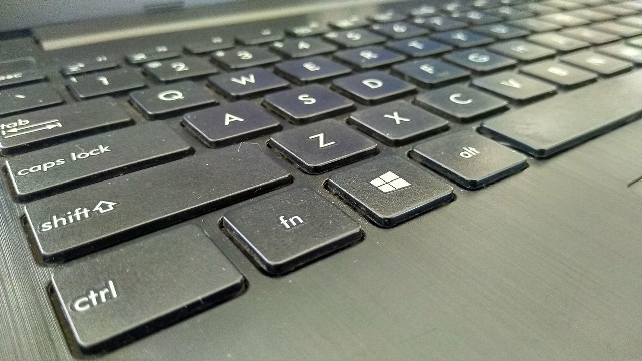 HIGH ANGLE VIEW OF LAPTOP KEYBOARD