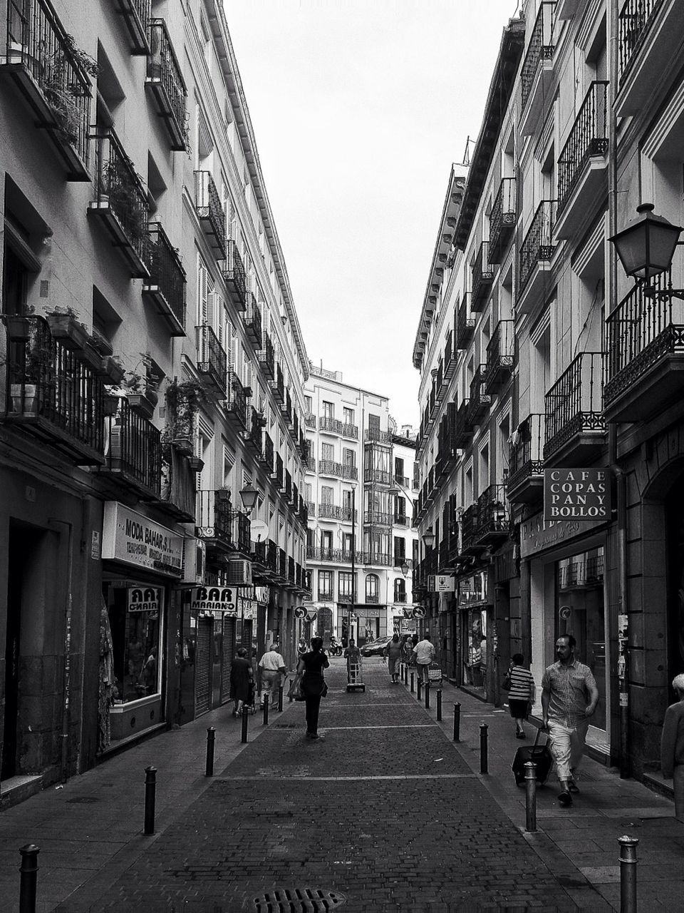 building exterior, architecture, built structure, city, street, walking, person, men, city life, large group of people, lifestyles, residential building, residential structure, building, the way forward, city street, day, leisure activity, road