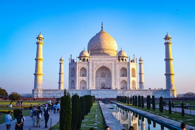 People in front of taj mahal