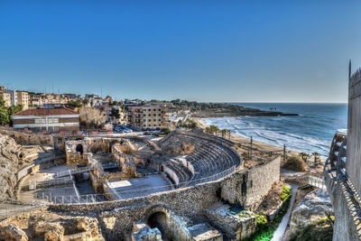 Anfiteatro de tarragona by sea against clear sky