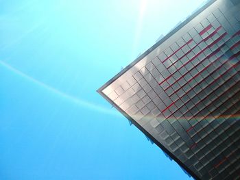 Rainbow ring glare on a cloudless day on the underside of building facade of block 21.