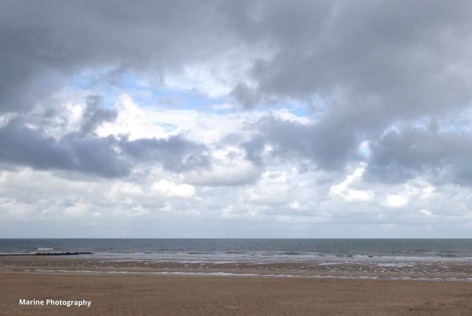 SCENIC VIEW OF SEA AGAINST CLOUDY SKY AT SUNSET