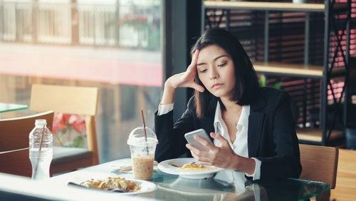 Young woman sitting in restaurant