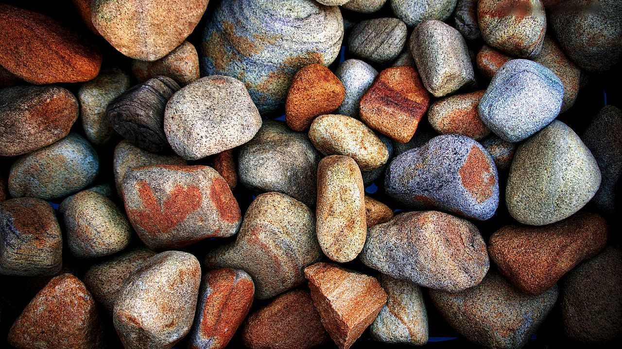 FULL FRAME SHOT OF STONES AND PEBBLES