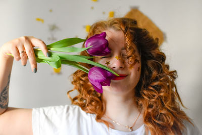 Portrait of smiling young woman with bouquet