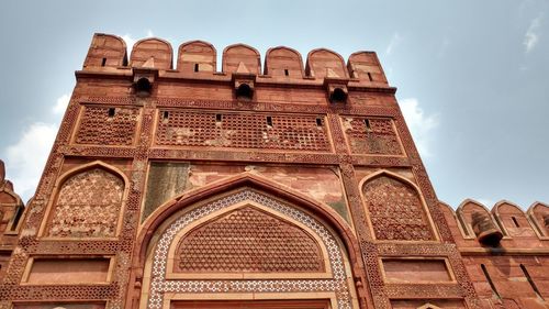 Low angle view of agra fort against sky