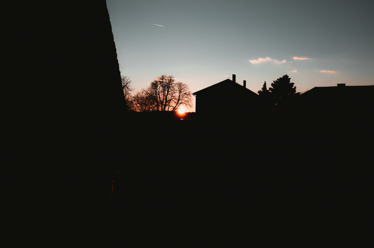 SILHOUETTE BUILDINGS AGAINST SKY AT SUNSET