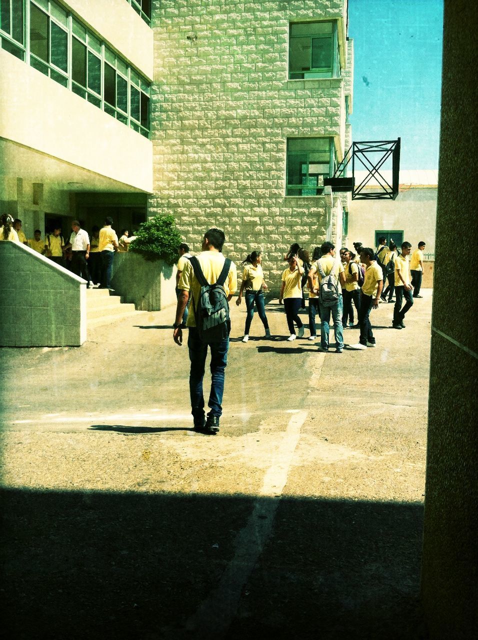 building exterior, architecture, men, built structure, lifestyles, large group of people, person, walking, street, city, leisure activity, city life, sunlight, shadow, full length, building, day, mixed age range, togetherness