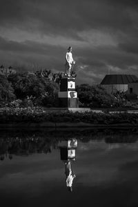 Statue reflection 