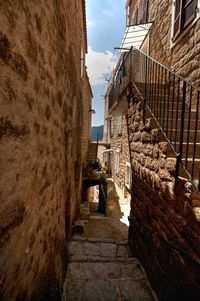 Narrow walkway along buildings